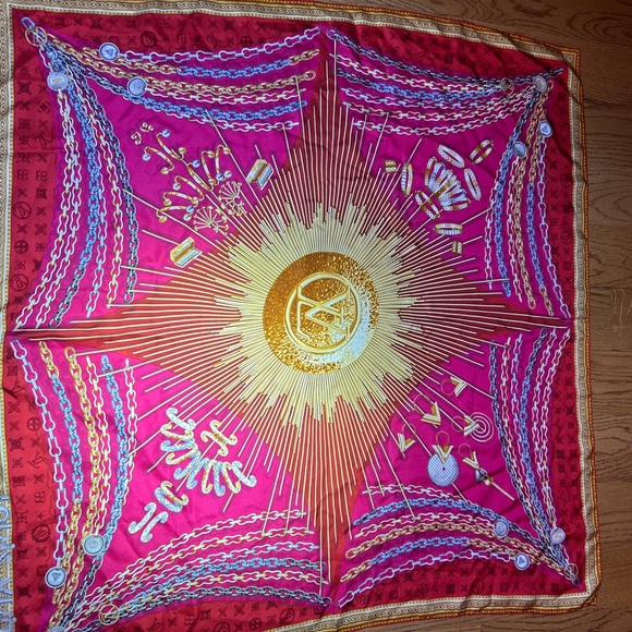 Luis Vuitton scarf. In excellent condition rarely ever used. - Picture 5 of 7